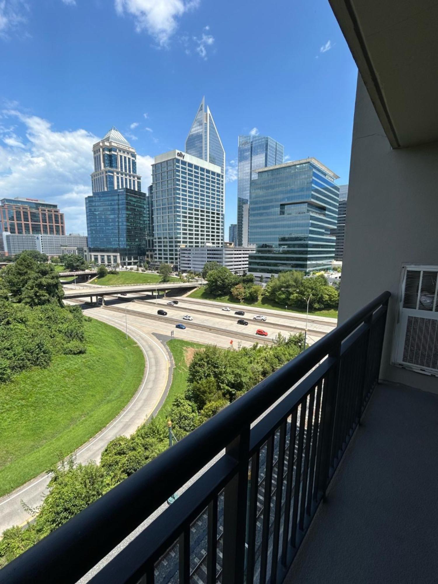 Spacious 2 Bedroom 2 Bathroom Apartment With Balcony In Uptown Charlotte! City Views & Free Parking! Exterior photo