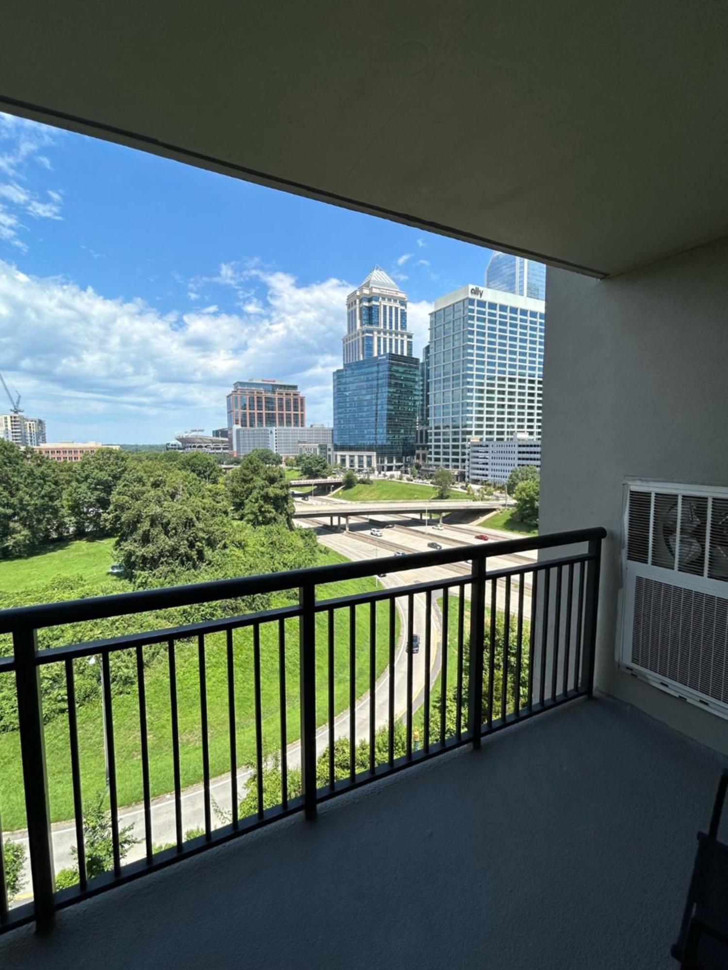 Spacious 2 Bedroom 2 Bathroom Apartment With Balcony In Uptown Charlotte! City Views & Free Parking! Exterior photo